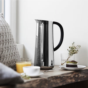 Double wall thermo insulated jug in 18/10 stainless steel mirror polished and thermoplastic resin. 