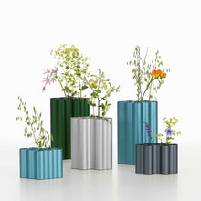 Thanks to the precision of their contour, they allow to be combined to whole "cloudscapes. The special feature of the vase: through the various openings, single flowers can be stylishly arranged. 